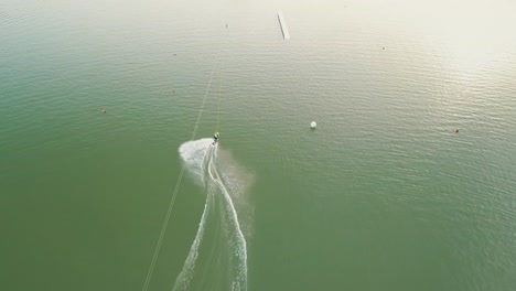 disparo de drones de una persona que se despierta en el lago zlate piesky, bratislava, eslovaquia