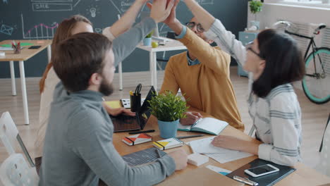 colaboración en equipo en la oficina moderna