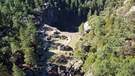 Inclinación-Hacia-Abajo-Disparo-Aéreo-De-Drones-En-El-Río-De-La-Cascada-De-Cusarare,-Chihuahua