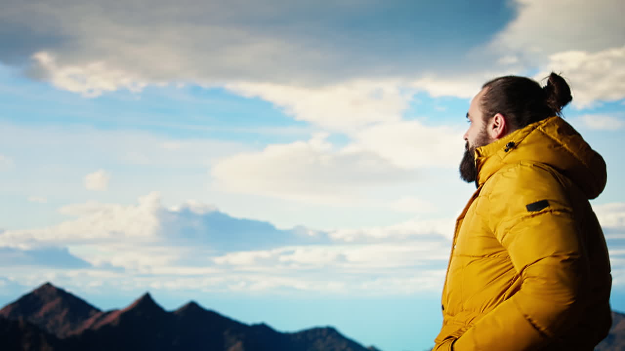 여행자는 높은 산맥의 가장자리에 혼자 서 있습니다.