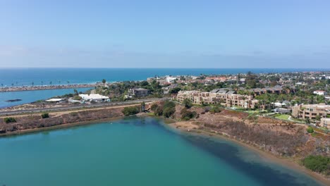 vista aérea de la ciudad costera de carlsbad y casas frente al mar con vistas al mar.