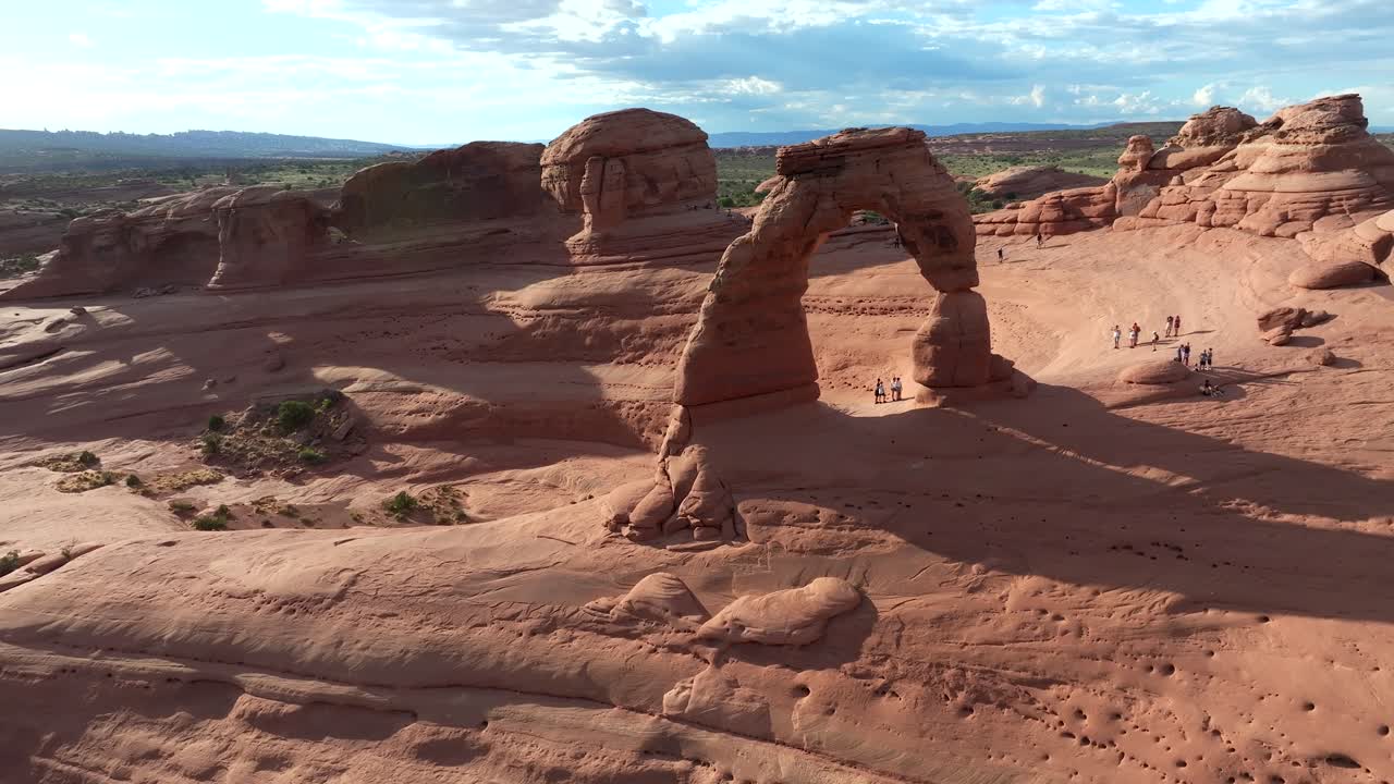 4K luftoptagelse af Delicate Arch i Arches Nationalpark, Utah, USA.