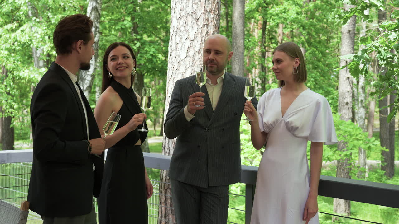 야외 테라스에서 친구들