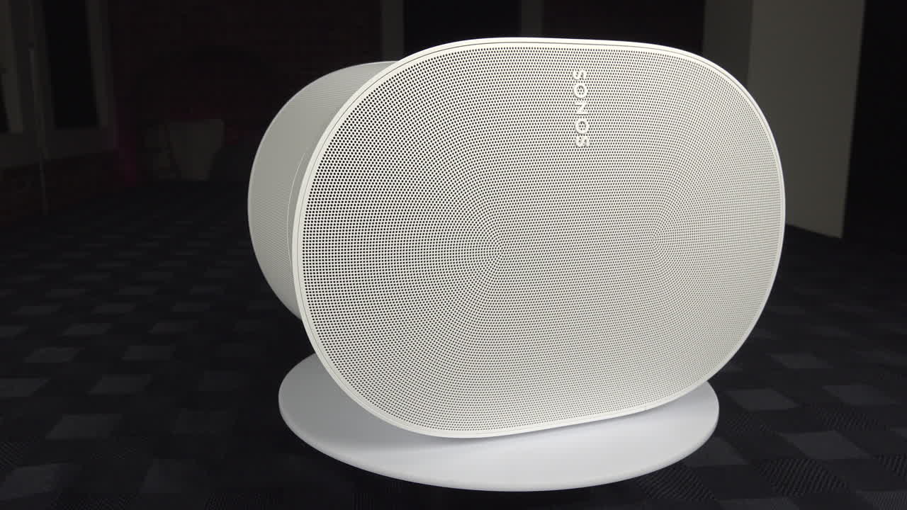 vista de cerca de la era sonos 300 en una mesa giratoria