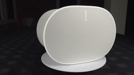 vue rapprochée de la sonos era 300 sur une table tournante