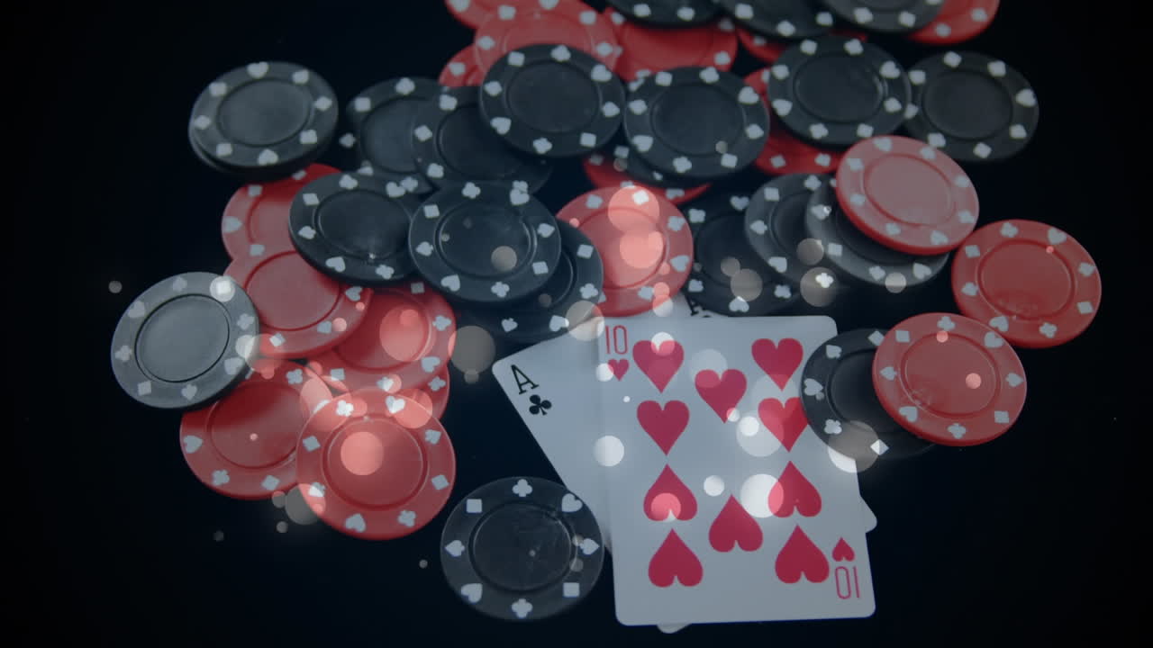 Animasi bintik cahaya putih melayang di atas chip poker dan kartu remi di latar hitam.