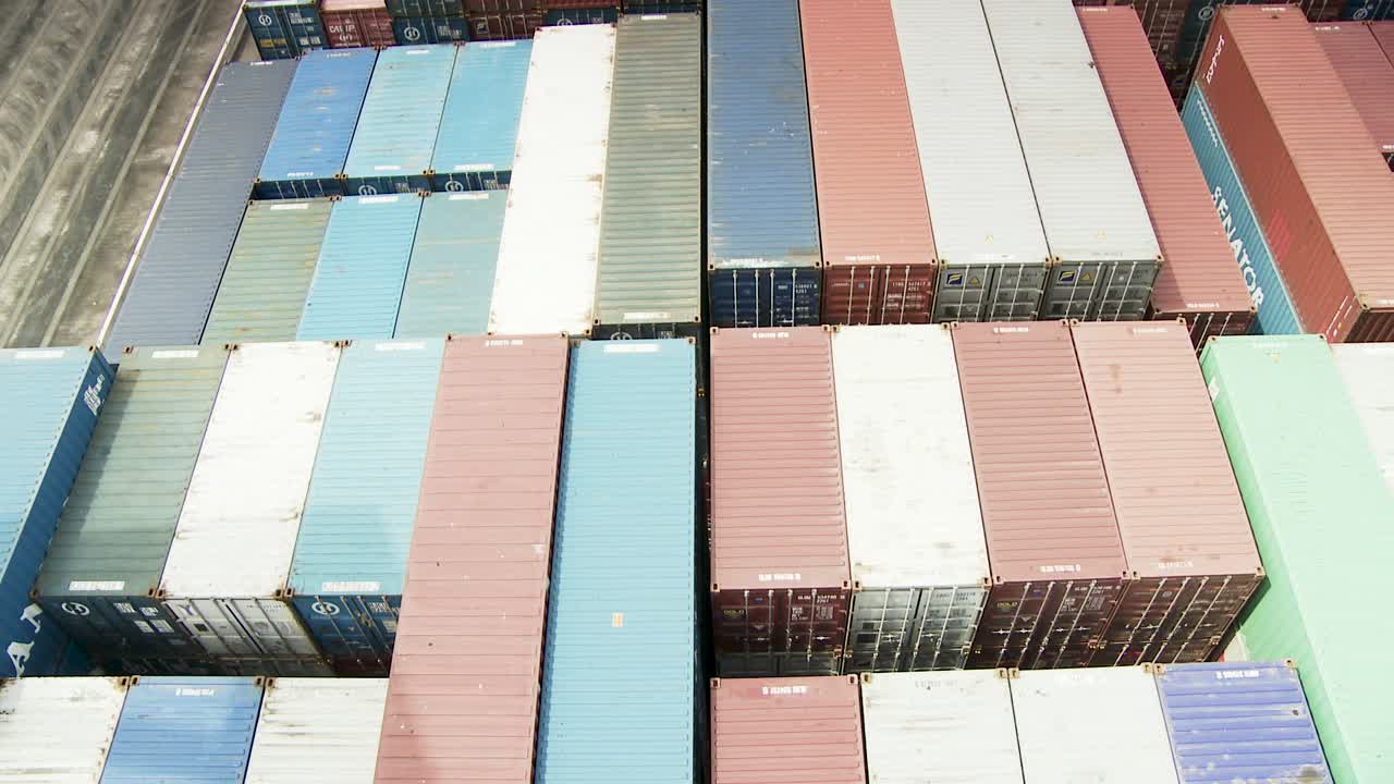 미세하게 격자 로 배열 된 다채로운 배송 컨테이너 의 공중 사진