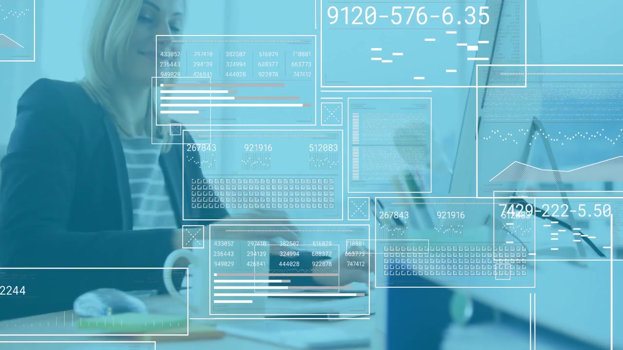 Forretningskvinne jobber på laptop, analyserer data med digitalt animasjonsoverlegg.