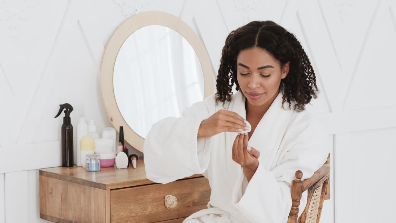 mulher a aplicar esmalte de unhas a uma varanda.