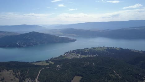 Ein-Luftschwenk-Zeigt-Einen-Großen,-Kühlen-See-Und-Mehrere-Gemeinden