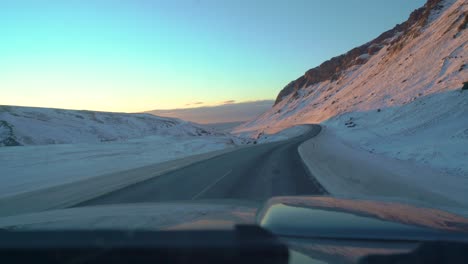 Conduciendo-Por-Carreteras-Heladas-En-Islandia-En-Invierno-Hacia-El-Amanecer-En-Febrero