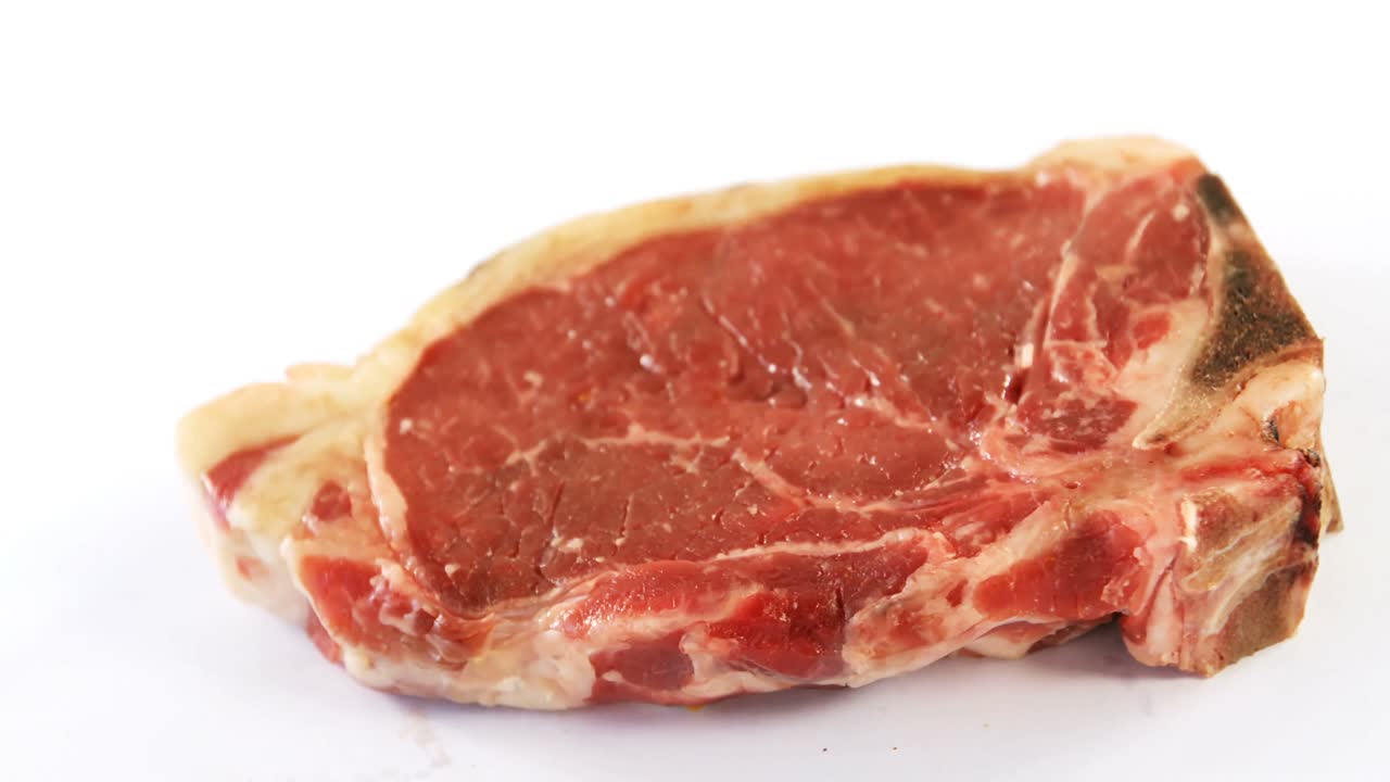 Bistecca cruda su sfondo bianco