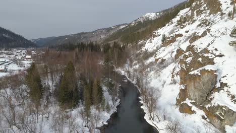 río de invierno en el valle de la montaña