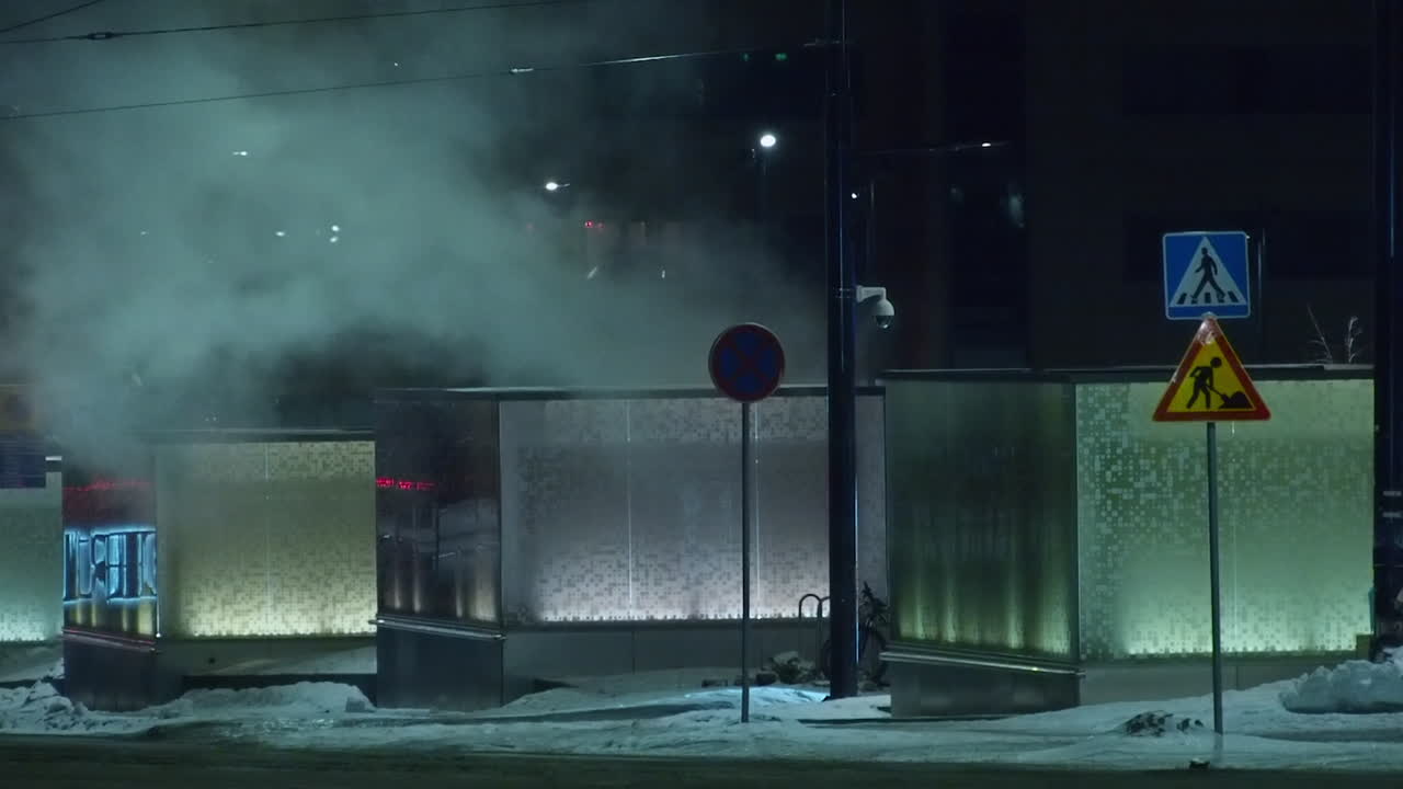 차는 북쪽의 추운 겨울 밤에 도시 거리를 따라 운전, 증기가 상승