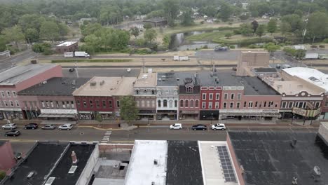 Downtown-Three-Rivers,-Michigan-with-drone-video-moving-sideways