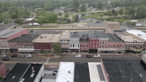 centro de tres ríos, michigan con drone video moviéndose hacia los lados