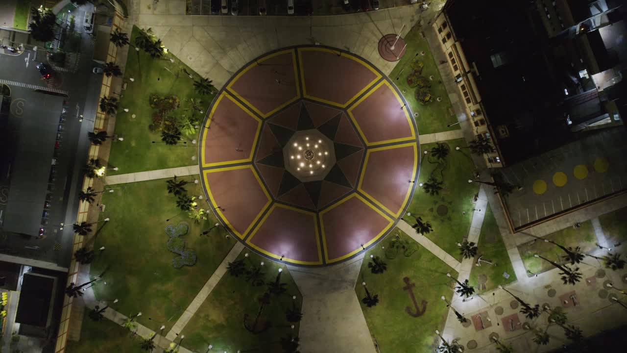Veduta aerea dall'alto di una piazza cittadina illuminata di notte