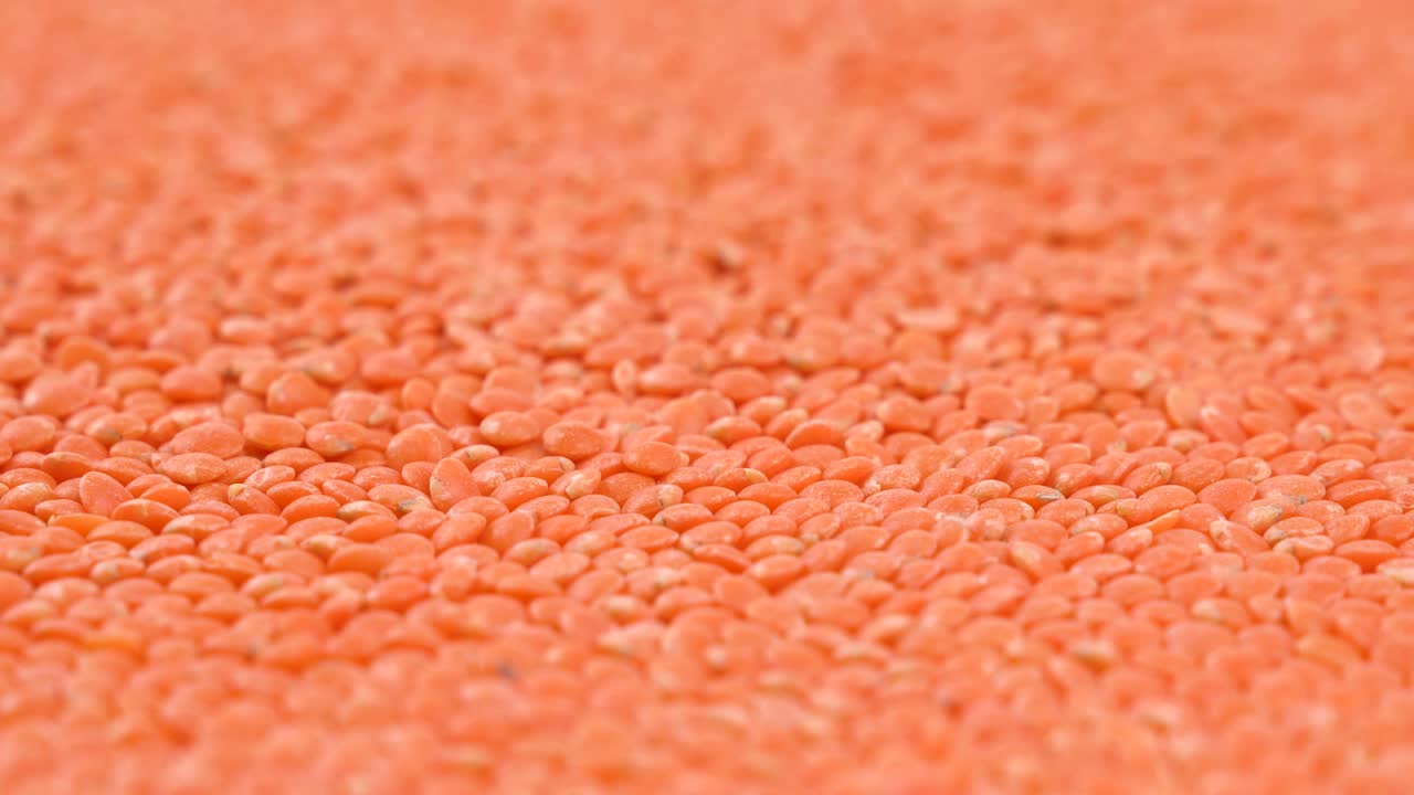 무한한 은 수장 렌즈가 배경으로 돌아갑니다. 채식주의 음식의 클로즈업.