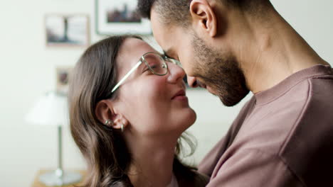 Pareja-Abrazándose-En-Casa