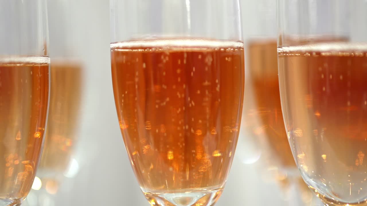 거품이 있는 스파클링 샴페인 잔 클로즈업 샷