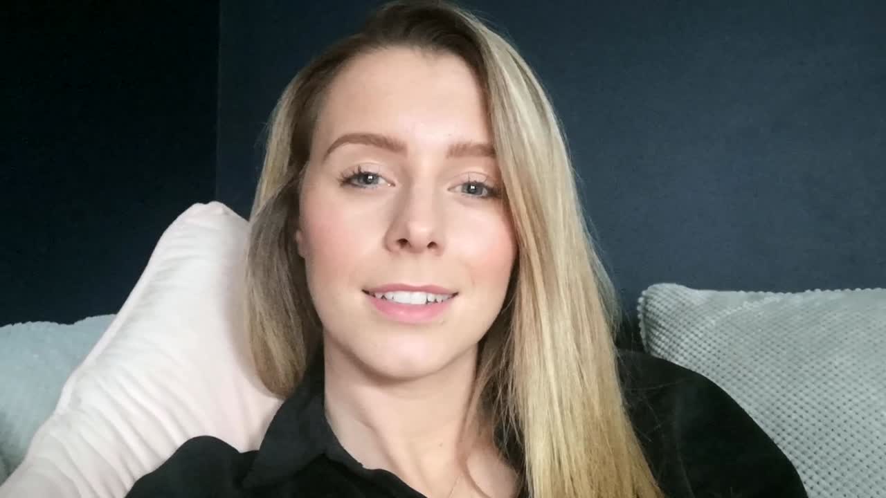 videollamada de una mujer caucásica que recibe buenas noticias