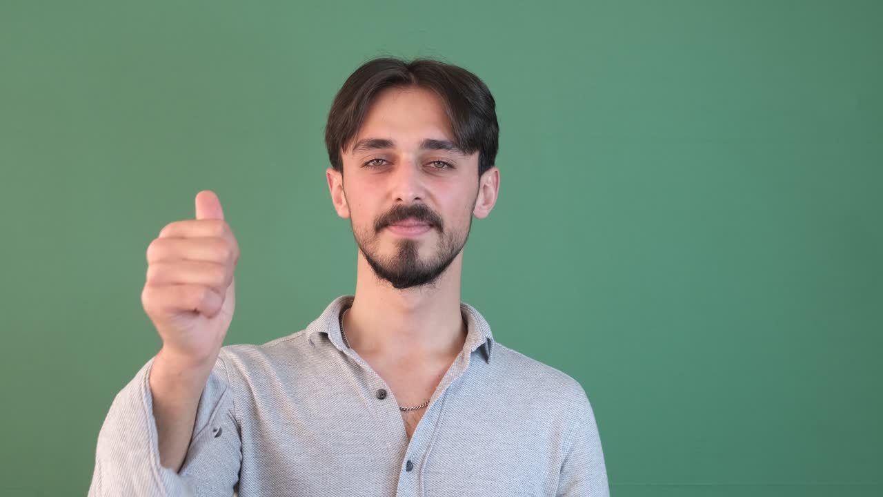 hombre firma de acuerdo