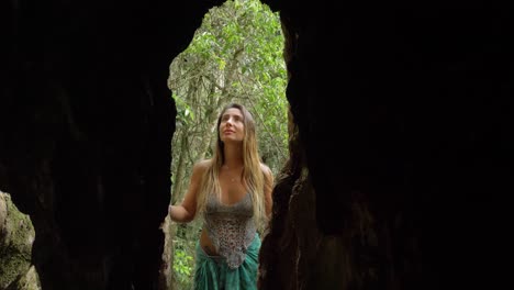 hermosa mujer asombrosamente mirando hacia arriba en un enorme árbol de los deseos - árbol gigante en el parque nacional de lamington, australia - tiro medio