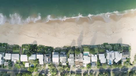 Toma-Aérea-Estática-Mirando-Directamente-Hacia-La-Costa-Con-Casas-De-Playa