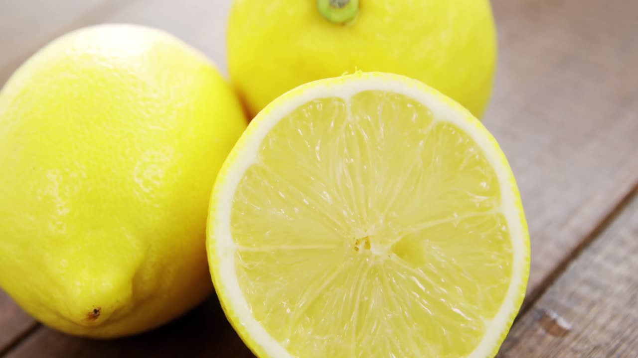 limones llenos y medio en la mesa