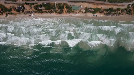 Olas-Rodando-Hacia-La-Orilla-Reveladas-Por-El-Dron-Flotando-Sobre-Esta-Pintoresca-Playa-En-Porlamar,-Isla-Margarita,-Venezuela