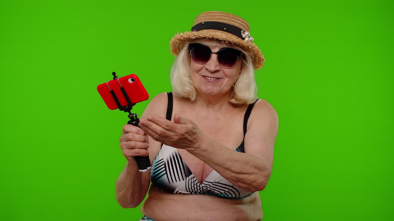 블로거 여성 관광객이 휴대전화로 가족과 셀피 영상 통화를 하고 있습니다.