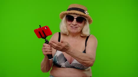 blogger turista de edad avanzada hablando en teléfono móvil haciendo una llamada de video selfie con la familia