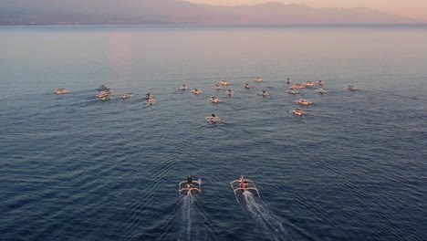 Paisaje-Aéreo-De-Muchos-Barcos-Pesqueros-Indonesios-Navegando-En-El-Océano-Al-Amanecer-En-Lovina-Bali-Indonesia