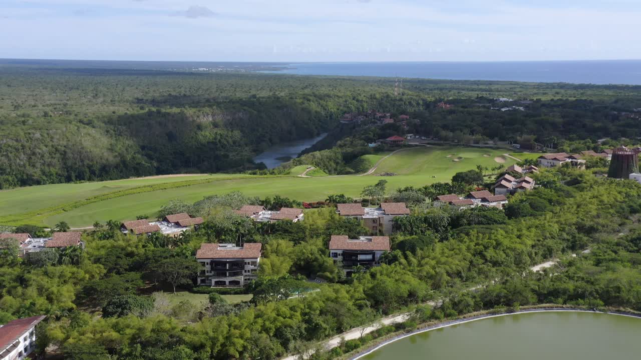 Luftfoto over La Romana Country Club – golfbane og villaer