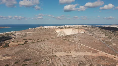 video aéreo de drones del norte de malta cerca de la torre ghajn znuber