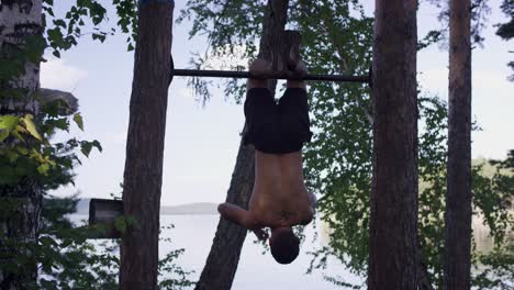 hombre haciendo pull-ups al aire libre