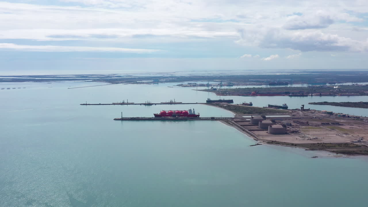 tanque de gas atracado en un puerto al sur de francia disparo aéreo día soleado fos sur mer