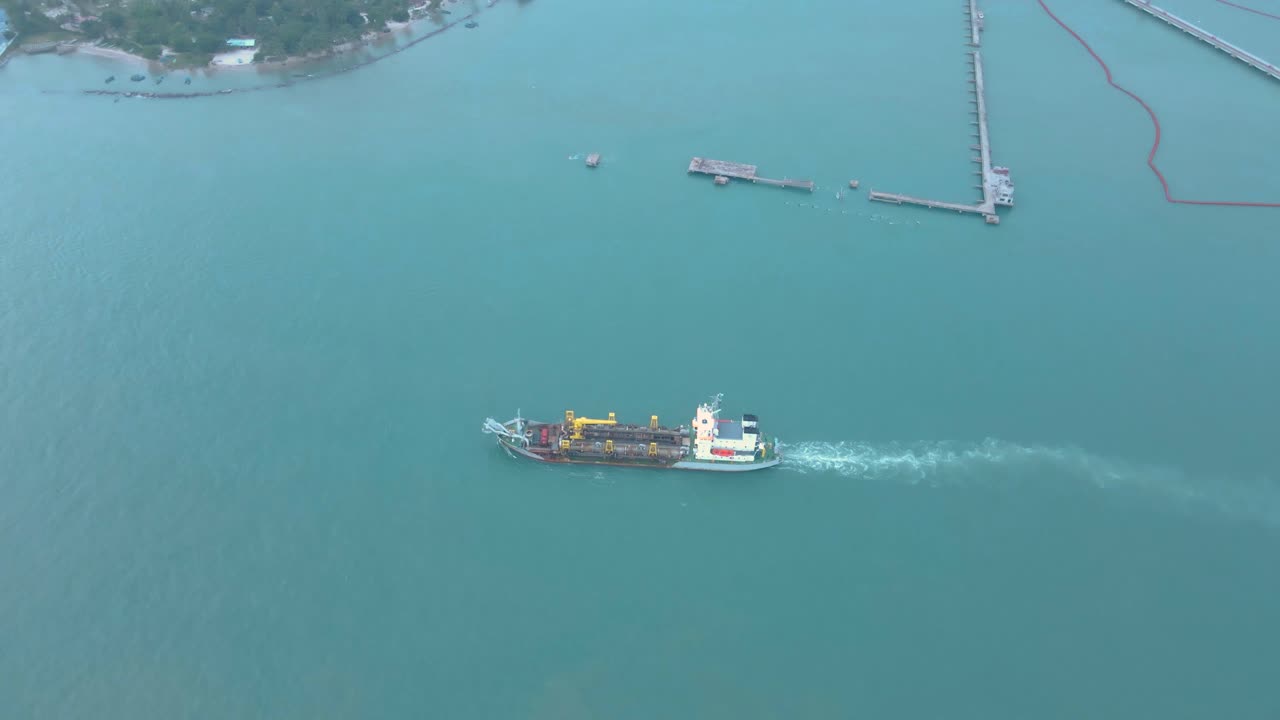 라고스 해역의 대서양에서 항해 중인 화물선