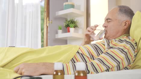 Anciano-Enfermo-Bebiendo-Agua-En-La-Cama.