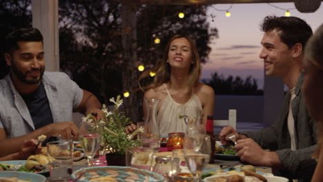 amigos riendo en una cena en una terraza, ibiza, filmado en r3d