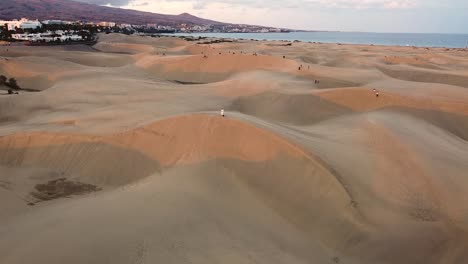 Sanddünen-Wüste-Gegen-Meereslandschaft-In-Maspalomas-Gran-Canaria-Wüsten-In-Der-Nähe-Der-Küste