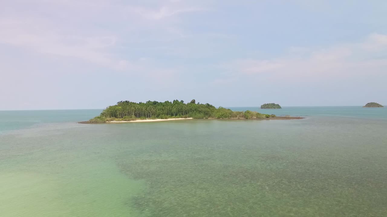 Vista aérea ascendente de las tranquilas y exóticas islas paradisíacas de Koh Chang en un paisaje marino de océano turquesa