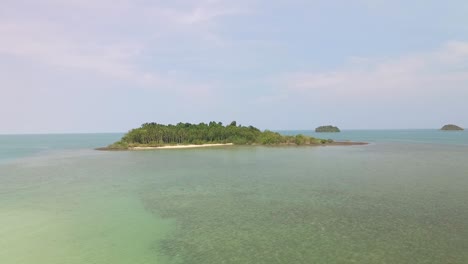 Islas-Paradisíacas-Exóticas-Y-Tranquilas-De-Koh-Chang-En-El-Océano-Turquesa-Paisaje-Marino-Vista-Aérea-En-Aumento