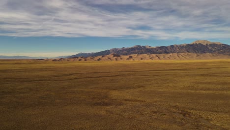 gran parque de dunas de arena puesta de sol tiro panorámico aéreo 4k