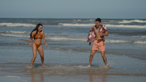 Linda-Pareja-Corriendo-En-La-Playa