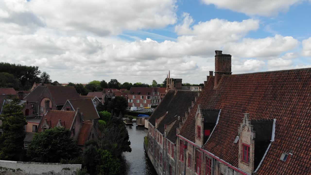 Droneoptagelse af byen Brugge på en travl sommerdag.