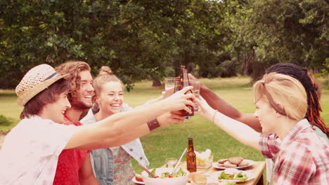 In-Zeitlupe-Glückliche-Freunde-Im-Park-Beim-Mittagessen