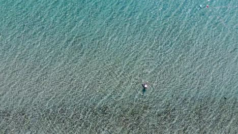 Antenne:-Mann-Schwimmt-Vom-Meer-Zum-Ufer,-Türkei