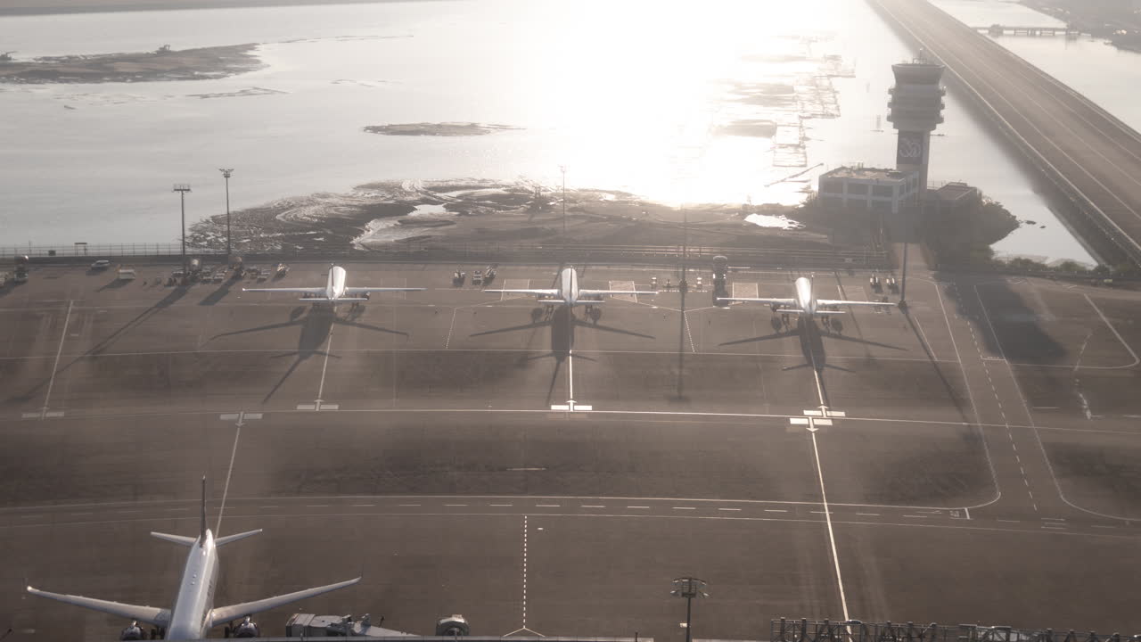 Vista Aérea de Aviões Estacionados em Aeroporto Costeiro ao Nascer do Sol