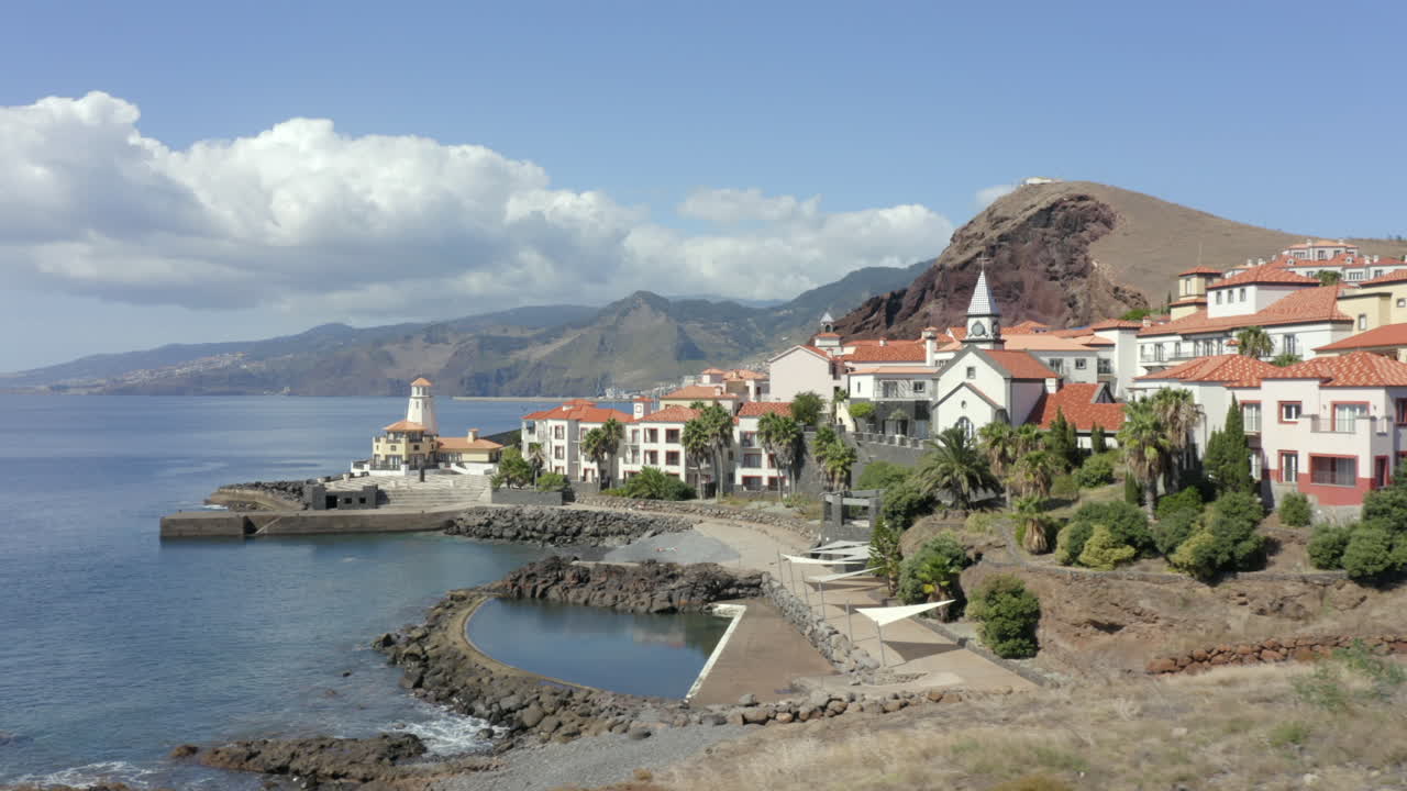 piscina junto al mar con impresionantes vistas del océano atlántico durante el verano en marina da quinta grande, canical, isla de madeira, portugal